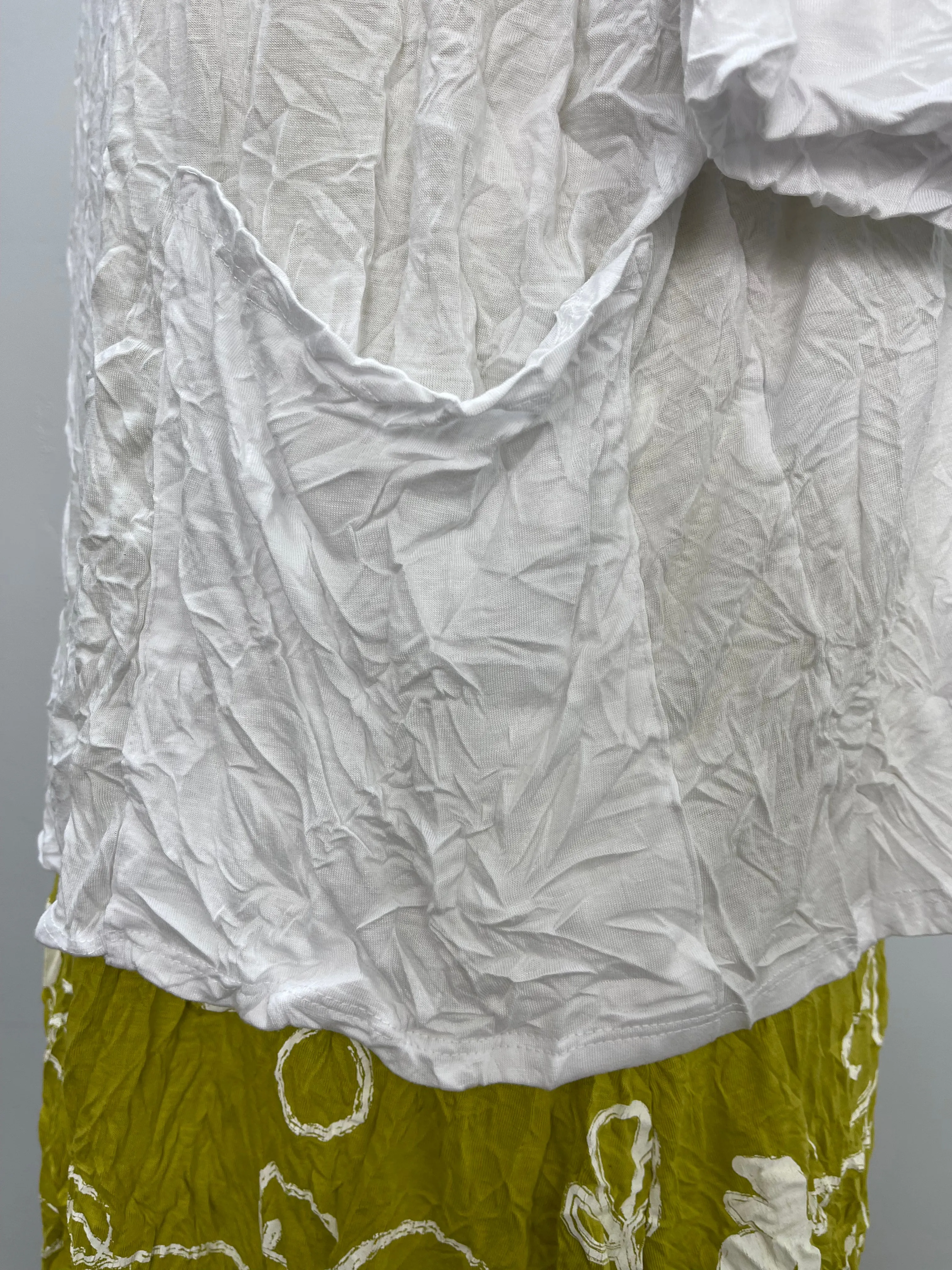 Bellini Two Pocket Crinkle Short Sleeve Top - White