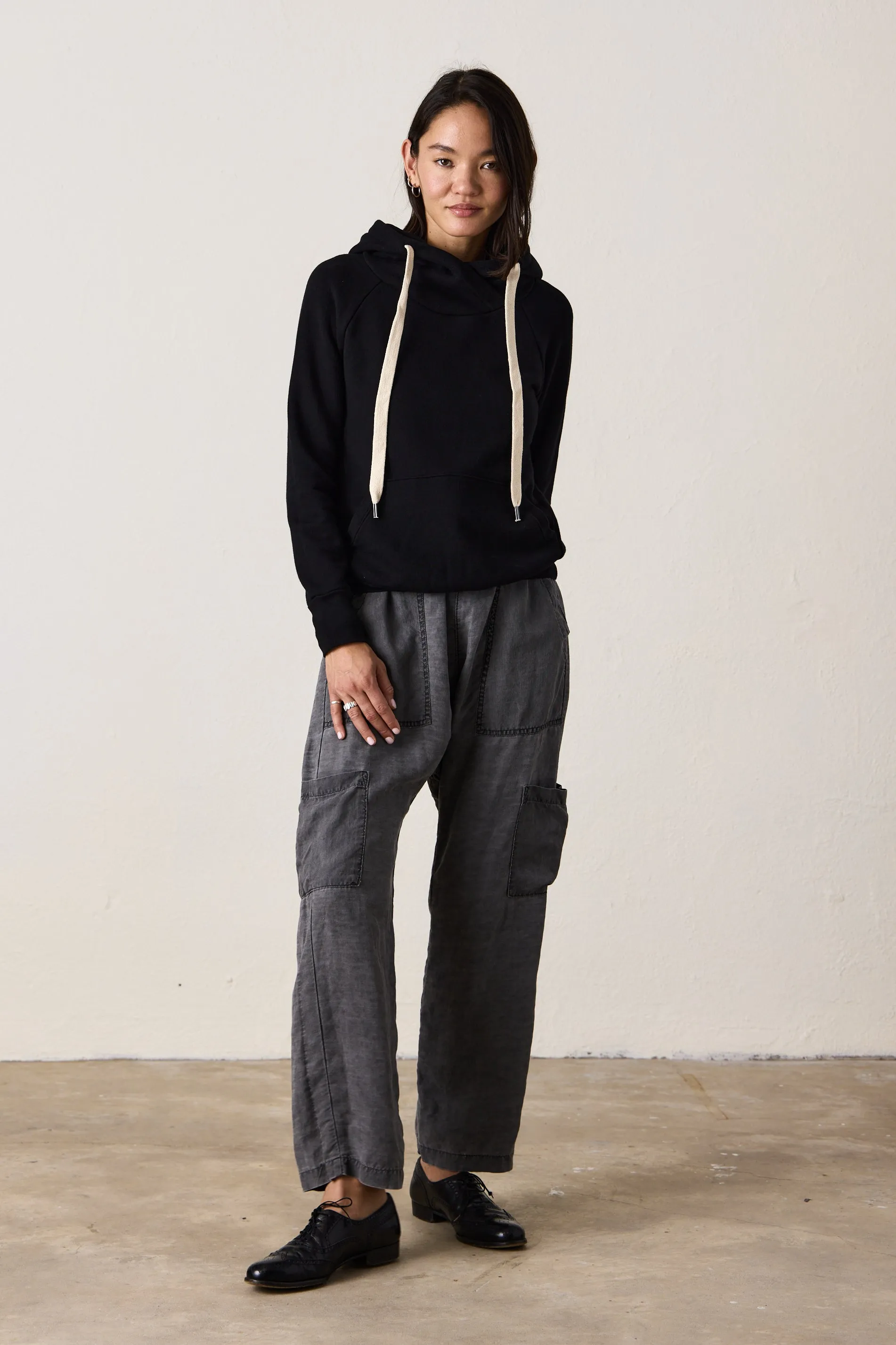LISSE FITTED PULLOVER HOODY / BLACK